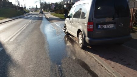 UWAGA! Wyciek wody na jezdnię ulicy Radlińskiej w Wodzisławiu Śląskim