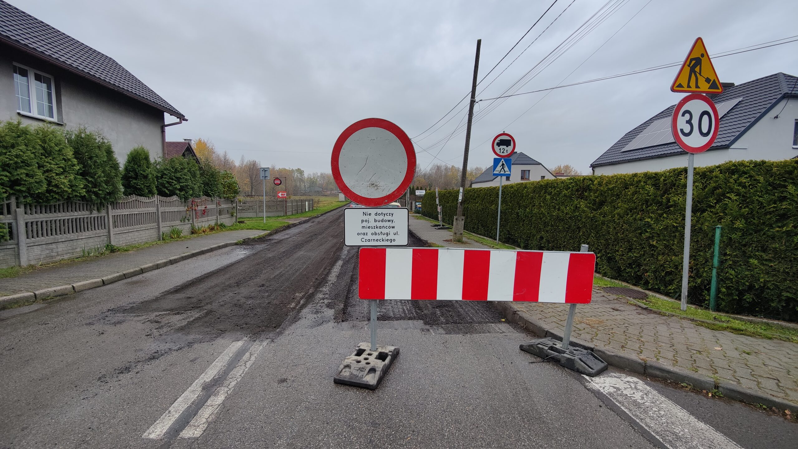 Droga z zakazem ruchu na ulicy Czarneckiego w Wodzisławiu Śląskim